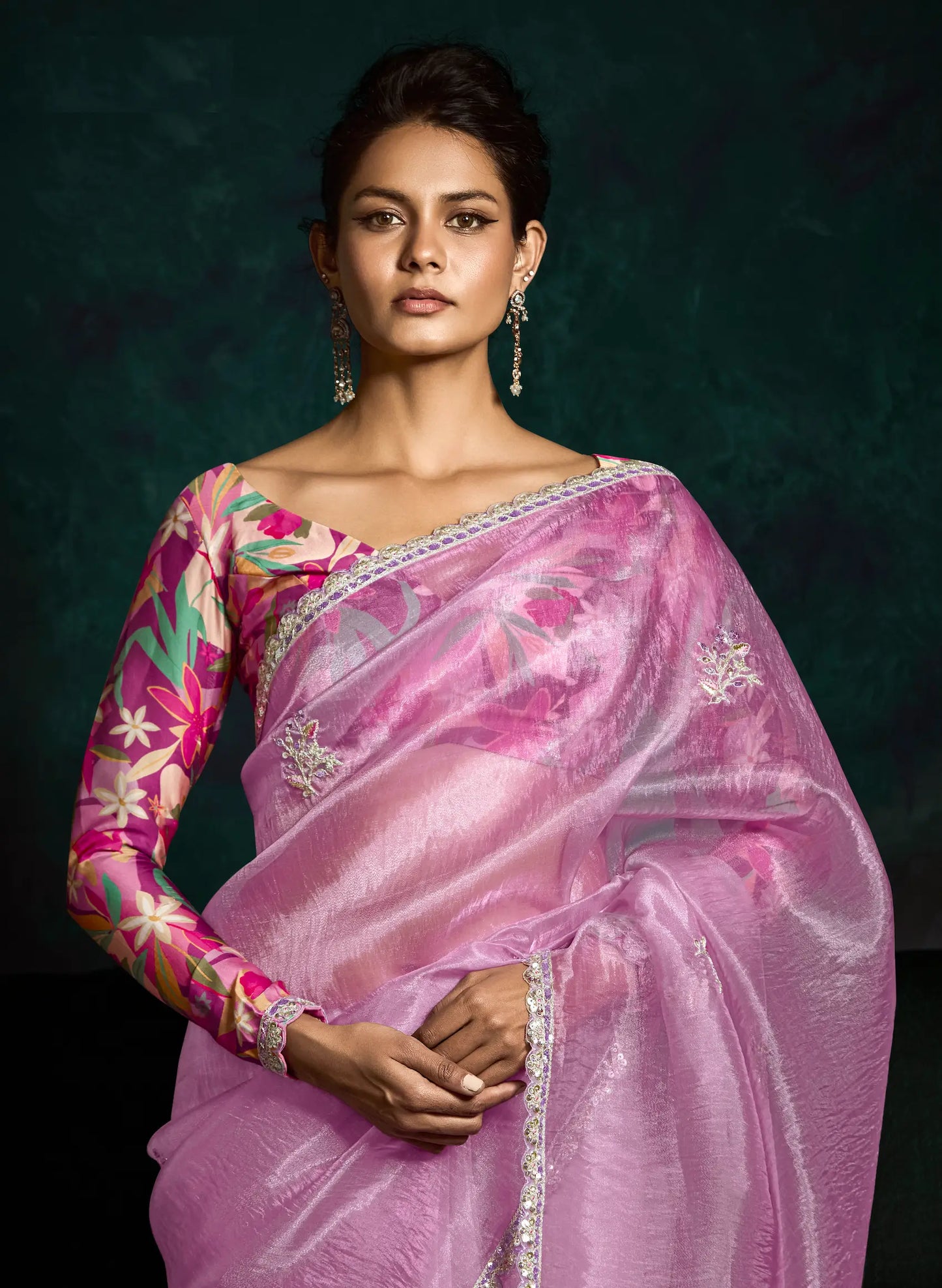 Puderrosa Sari aus Glasorganza mit mehrfarbiger floraler Bluse in Fuchsienrosa mit langen Ärmeln, Pailletten- und Fadenstickerei