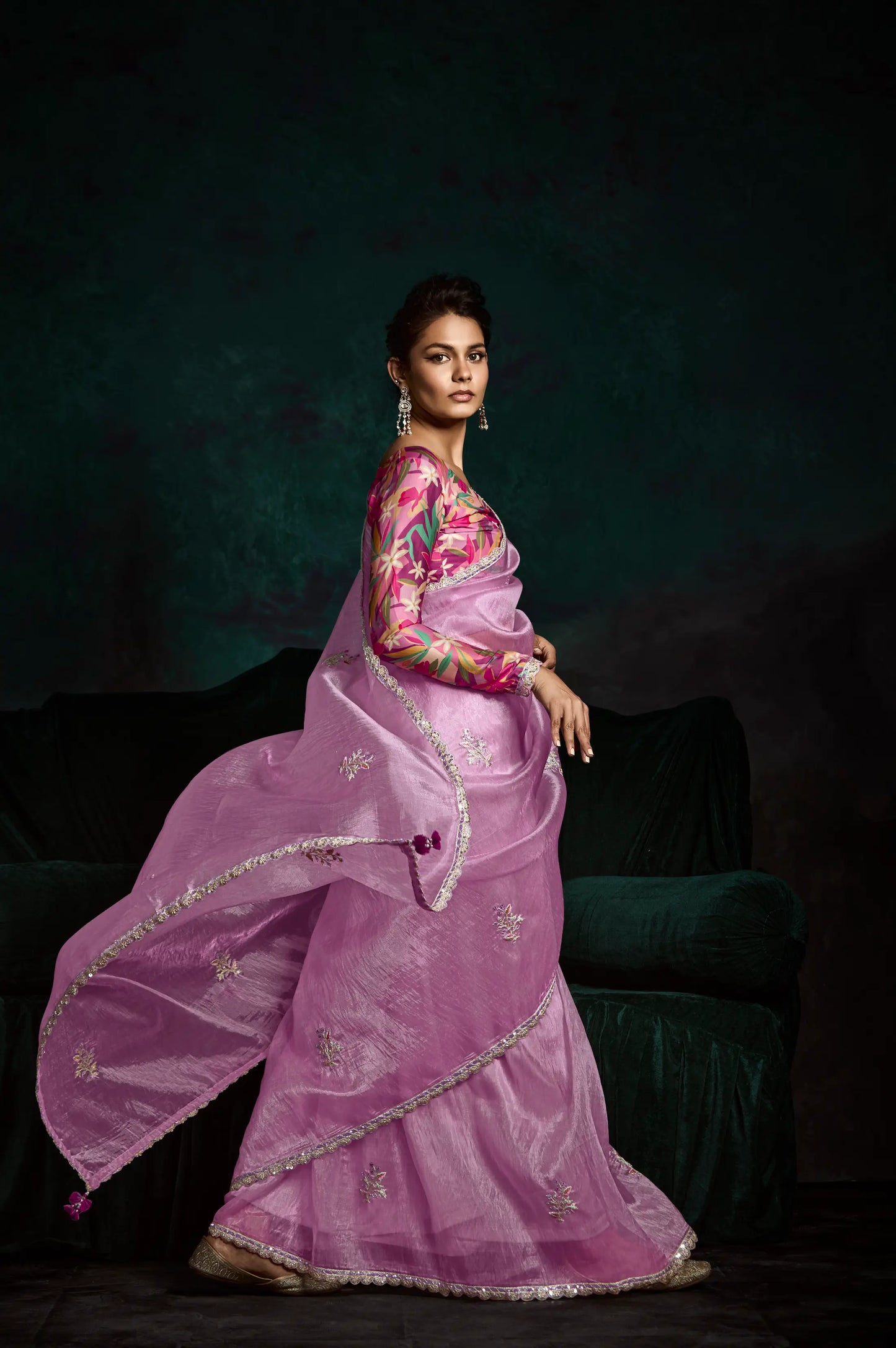 Puderrosa Sari aus Glasorganza mit mehrfarbiger floraler Bluse in Fuchsienrosa mit langen Ärmeln, Pailletten- und Fadenstickerei