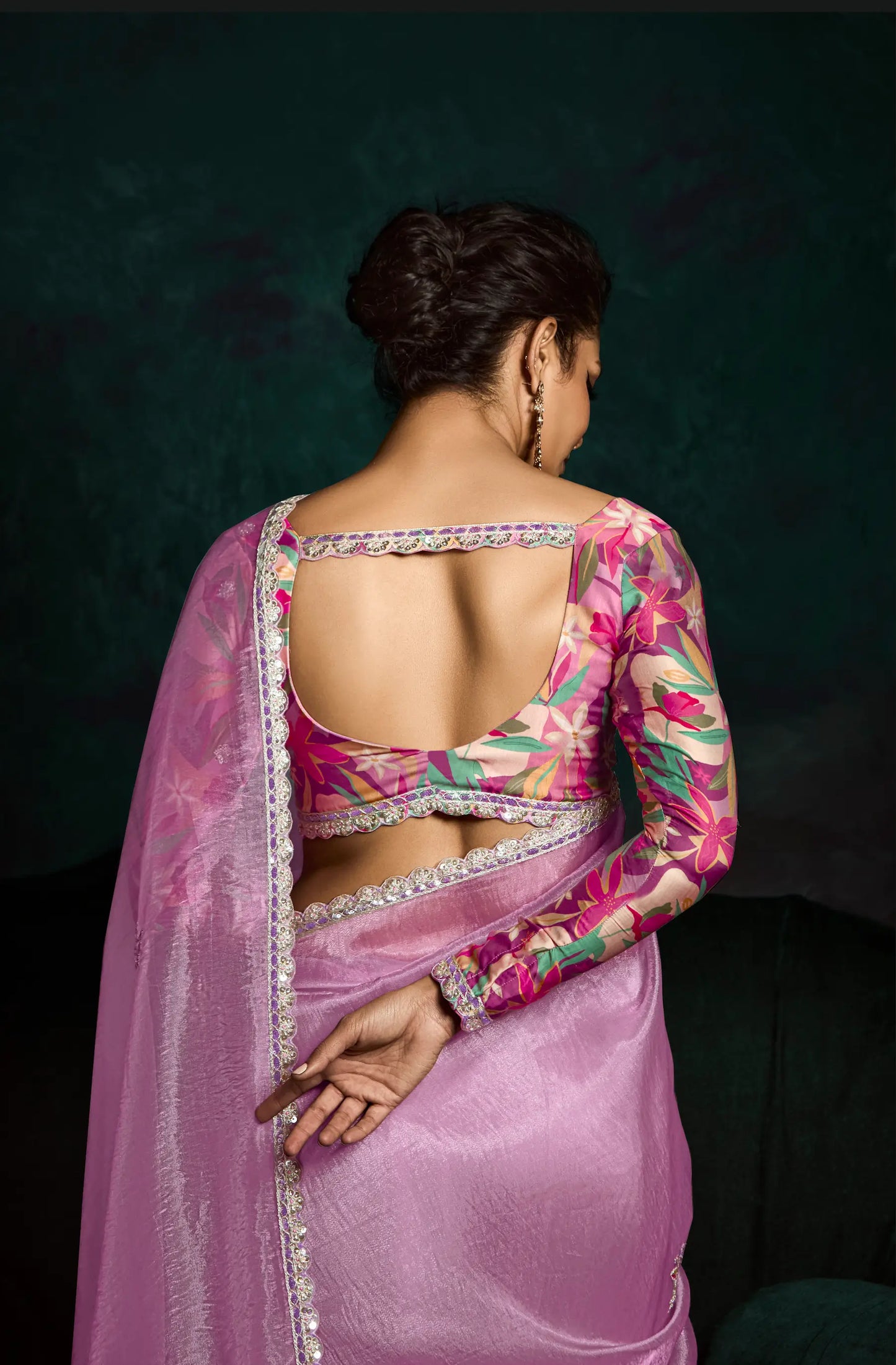 Puderrosa Sari aus Glasorganza mit mehrfarbiger floraler Bluse in Fuchsienrosa mit langen Ärmeln, Pailletten- und Fadenstickerei