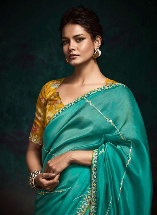 Sari en organza de verre vert sarcelle avec blouse jaune floral imprimé digital, broderie en sequins et en fil