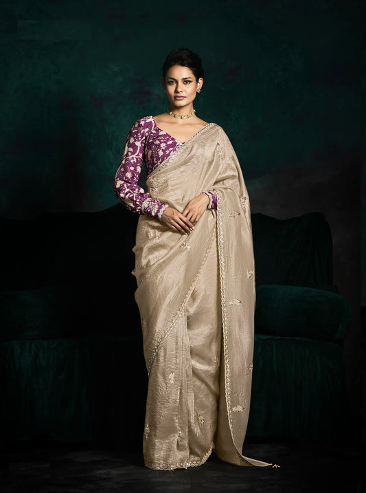 Sari en organza de verre beige avec blouse violet floral manches longues, imprimé digital, broderie en sequins et en fil