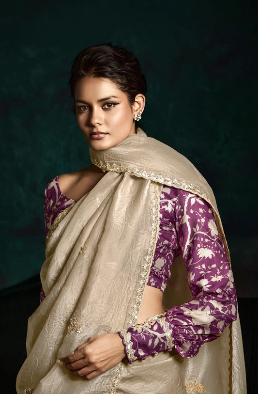 Sari en organza de verre beige avec blouse violet floral manches longues, imprimé digital, broderie en sequins et en fil