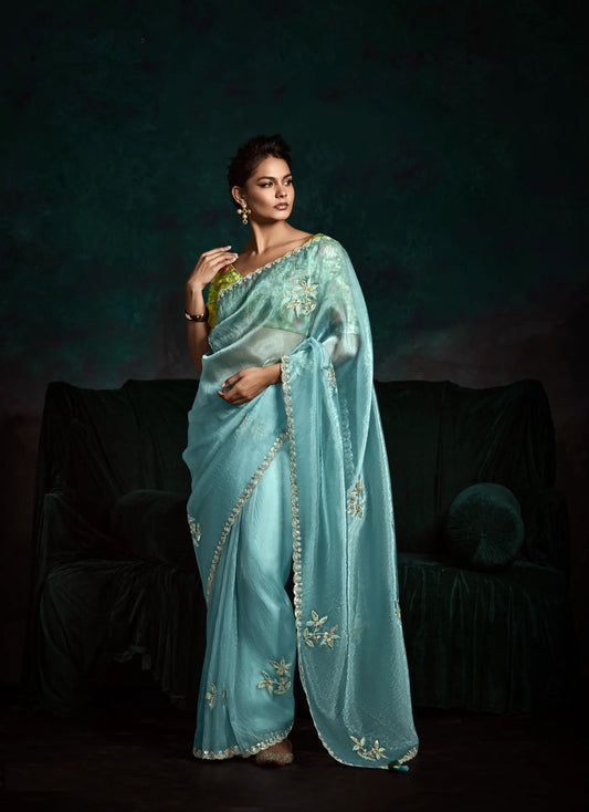 Sari en organza de verre bleu ciel avec blouse vert floral multicolore imprimé digital, broderie en sequins et en fil