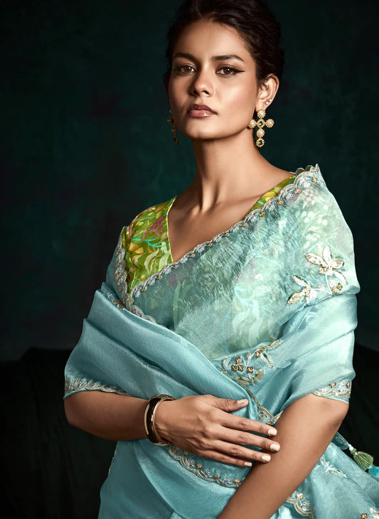 Sari en organza de verre bleu ciel avec blouse vert floral multicolore imprimé digital, broderie en sequins et en fil
