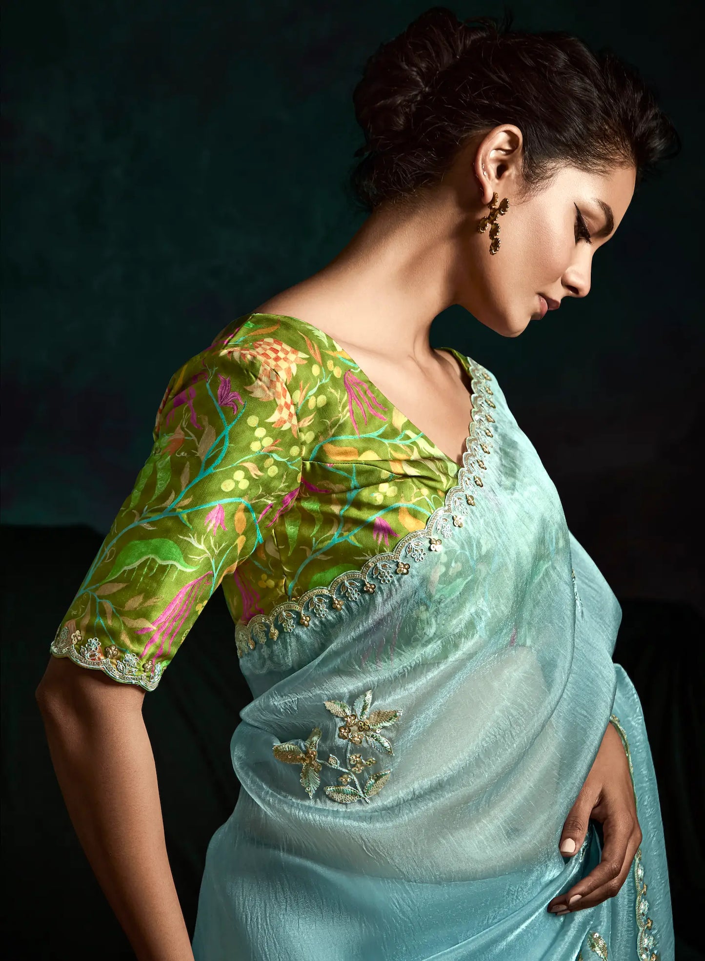 Himmelblauer Glasorganza-Sari mit grüner Bluse, mehrfarbigem floralem Digitaldruck, Pailletten- und Fadenstickerei