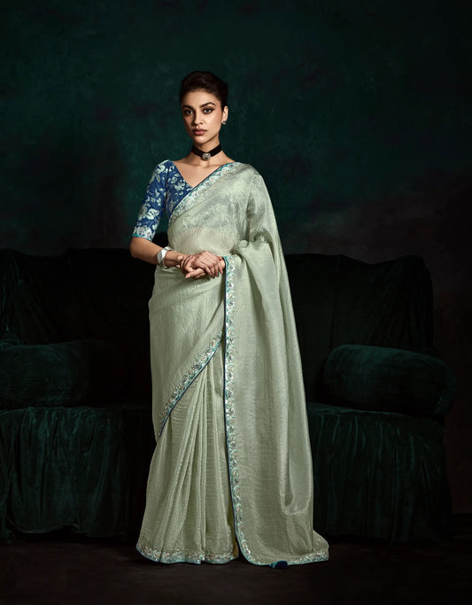 Sari en organza de verre gris pastel avec blouse bleu floral multicolore imprimé digital, broderie en sequins et en fil