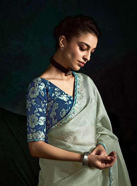 Sari en organza de verre gris pastel avec blouse bleu floral multicolore imprimé digital, broderie en sequins et en fil