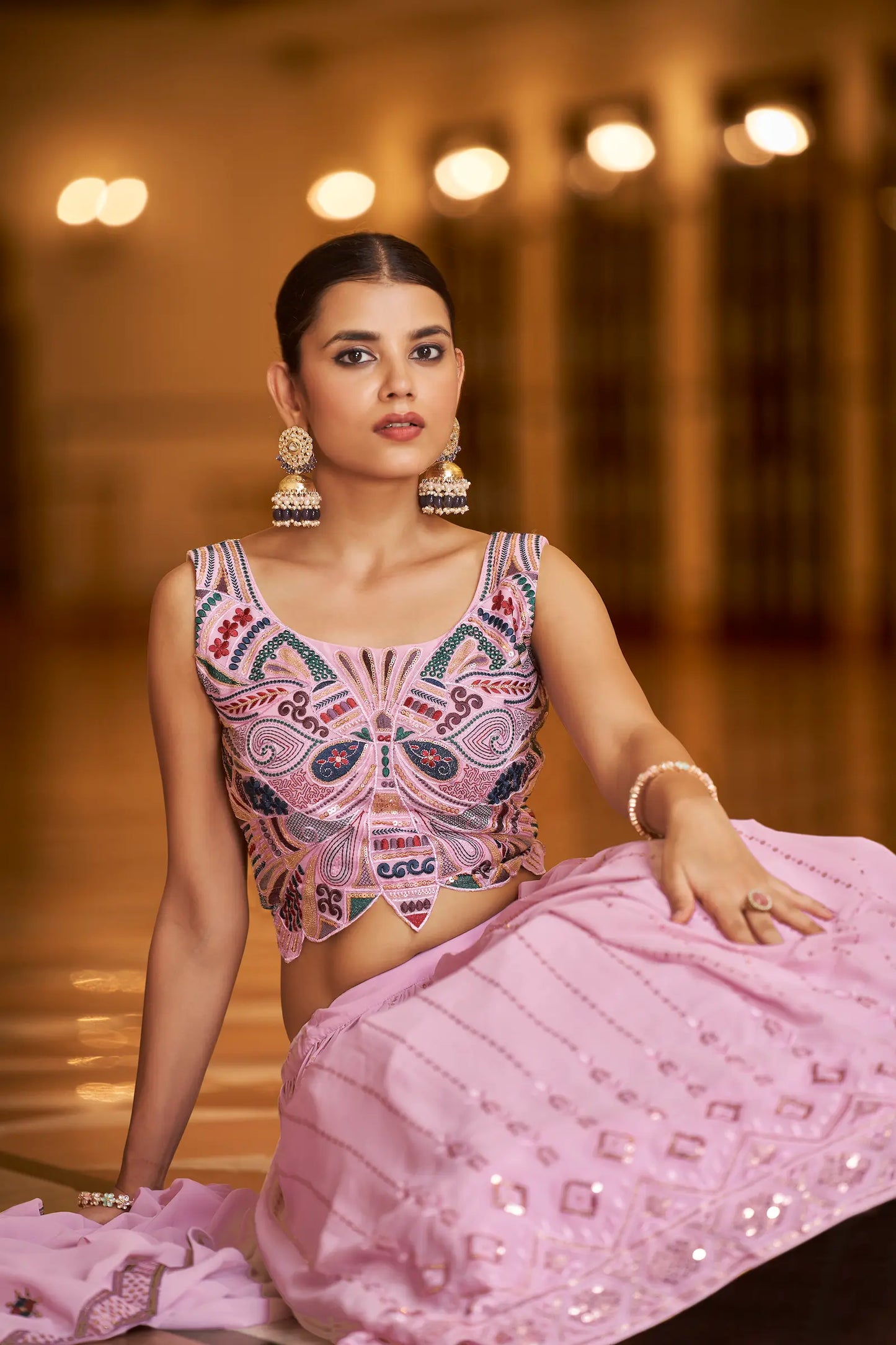 Lehenga Choli rose poudré en georgette, orné de broderies au fil et de sequins