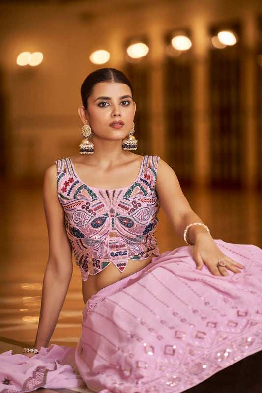 Lehenga Choli rose poudré en georgette, orné de broderies au fil et de sequins