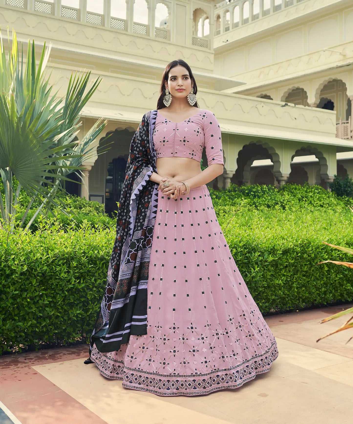 Lehenga Choli rose poudré en georgette, orné de broderies au fil et de sequins