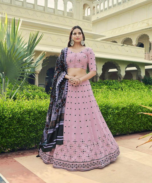 Lehenga Choli rose poudré en georgette, orné de broderies au fil et de sequins