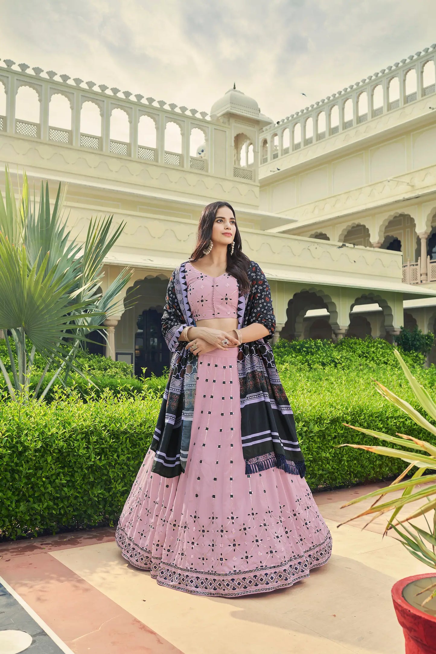 Lehenga Choli rose poudré en georgette, orné de broderies au fil et de sequins
