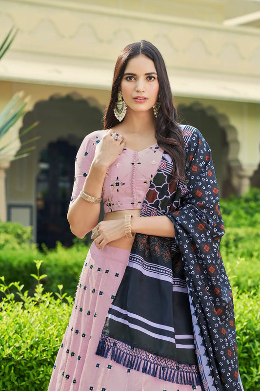 Lehenga Choli rose poudré en georgette, orné de broderies au fil et de sequins