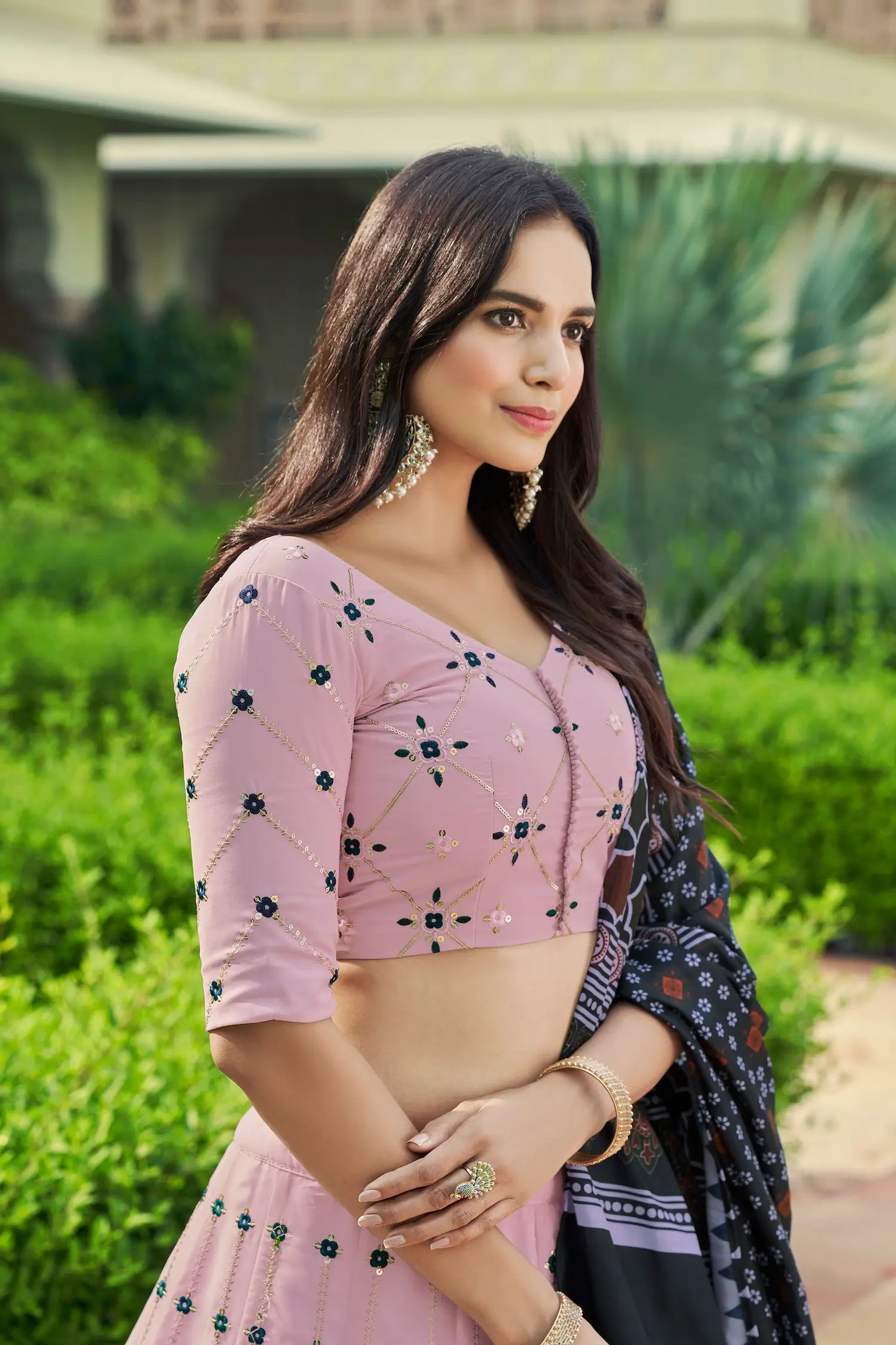 Lehenga Choli rose poudré en georgette, orné de broderies au fil et de sequins
