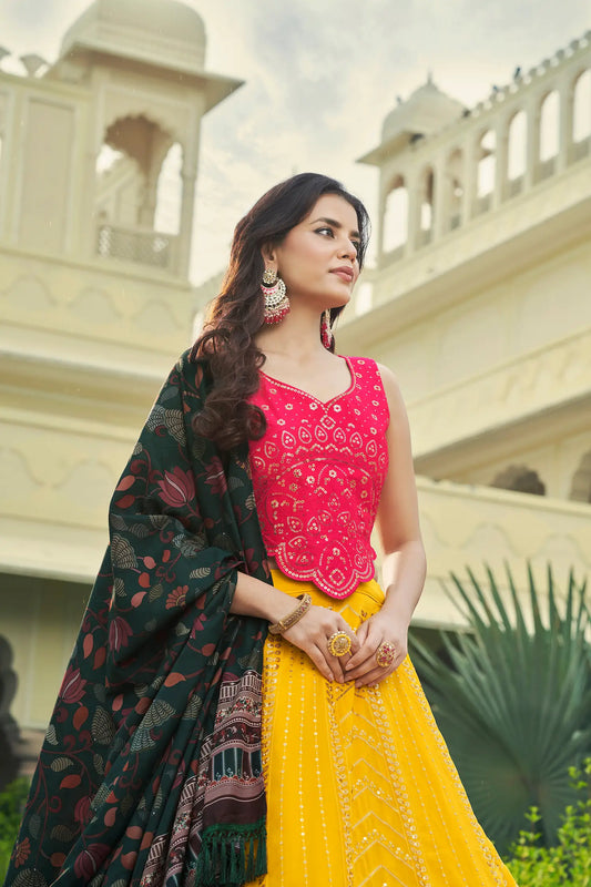 Lehenga Choli jaune-rose en georgette, orné de broderies au fil et de sequins
