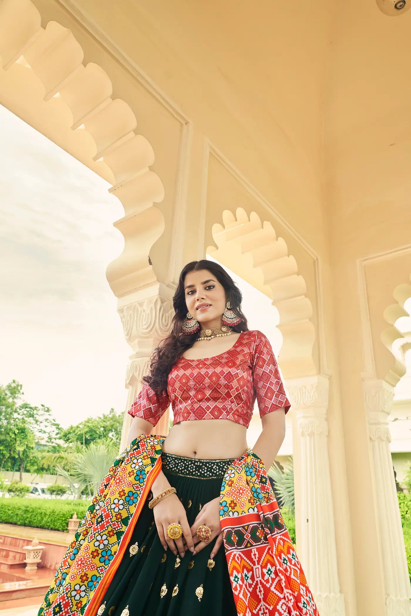 Lehenga Choli vert en georgette, orné de broderies au fil et de sequins