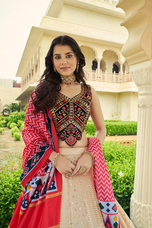 Lehenga Choli beige et multicolore en georgette, orné de broderies au fil et de sequins