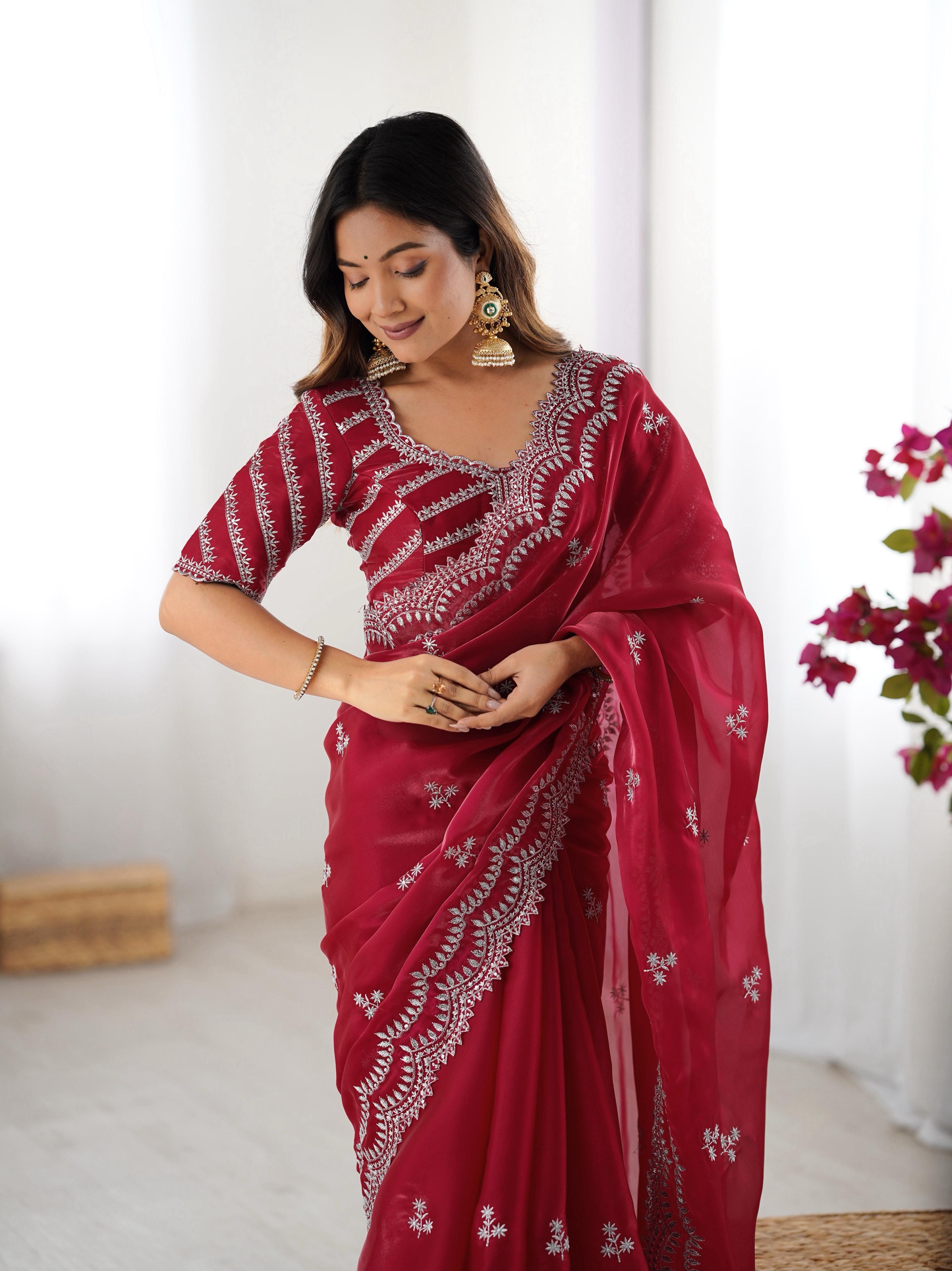 Sari de fête rouge scintillant avec broderies et sequins