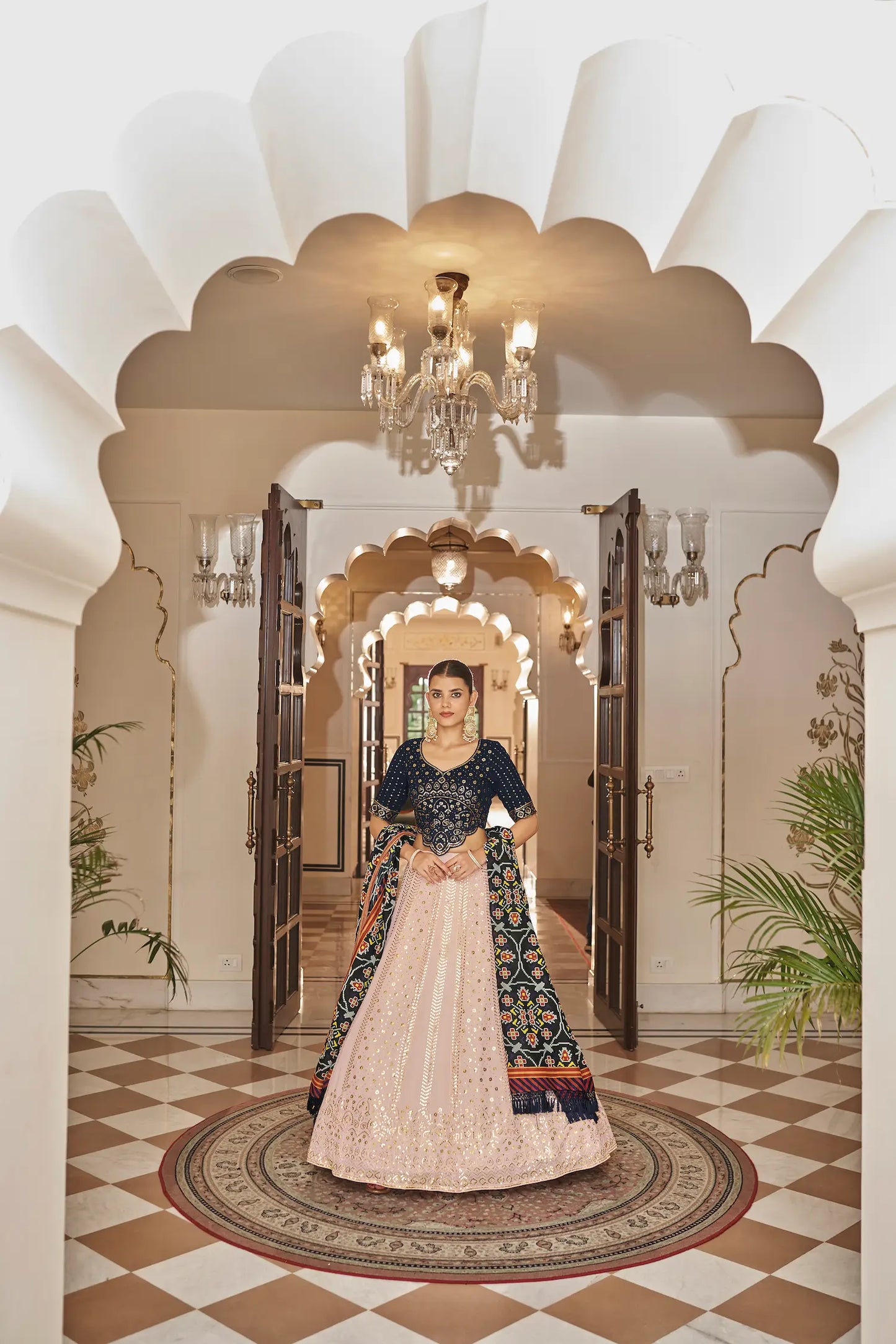Lehenga Choli en georgette rose clair et bleu marine, orné de broderies au fil et de sequins