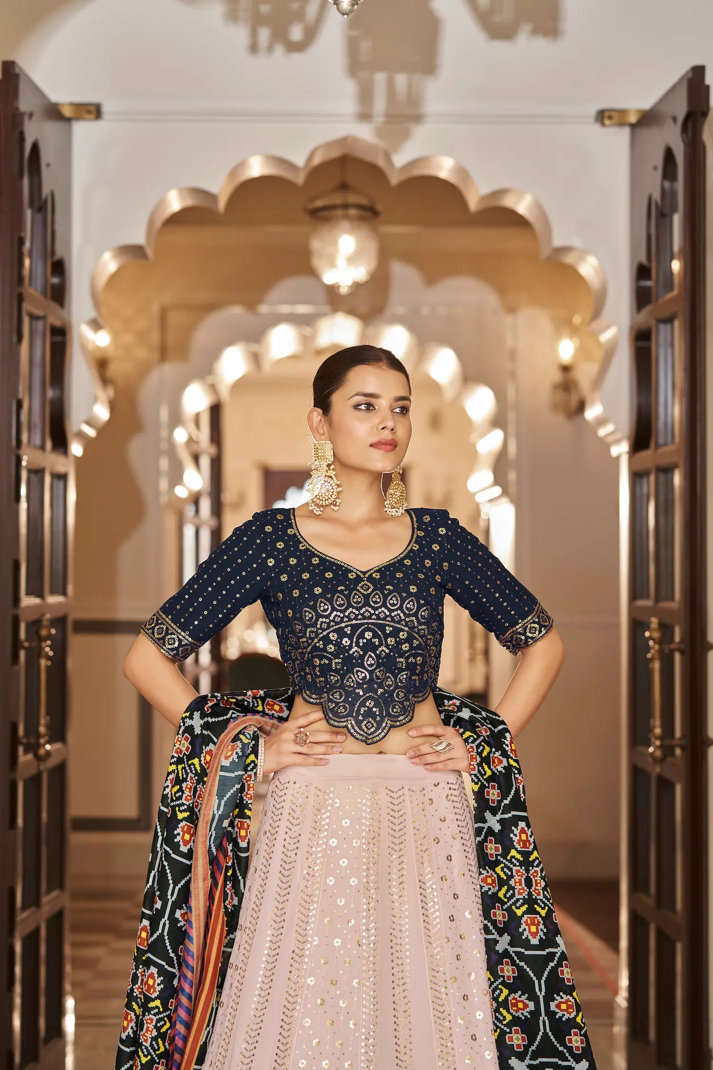 Lehenga Choli en georgette rose clair et bleu marine, orné de broderies au fil et de sequins