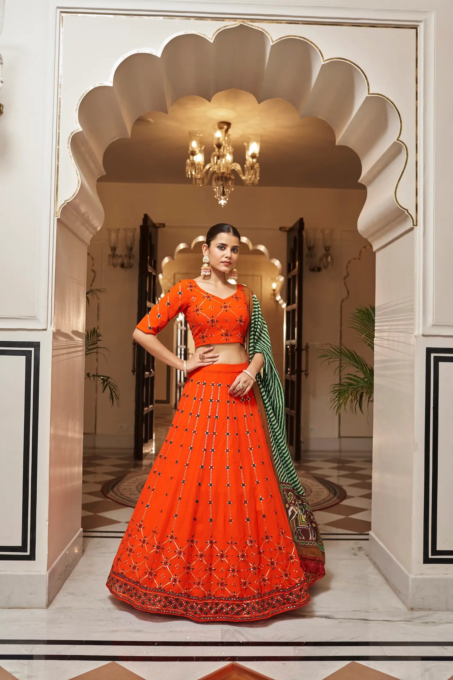 Lehenga Choli orange-vert en georgette, orné de broderies au fil et de sequins