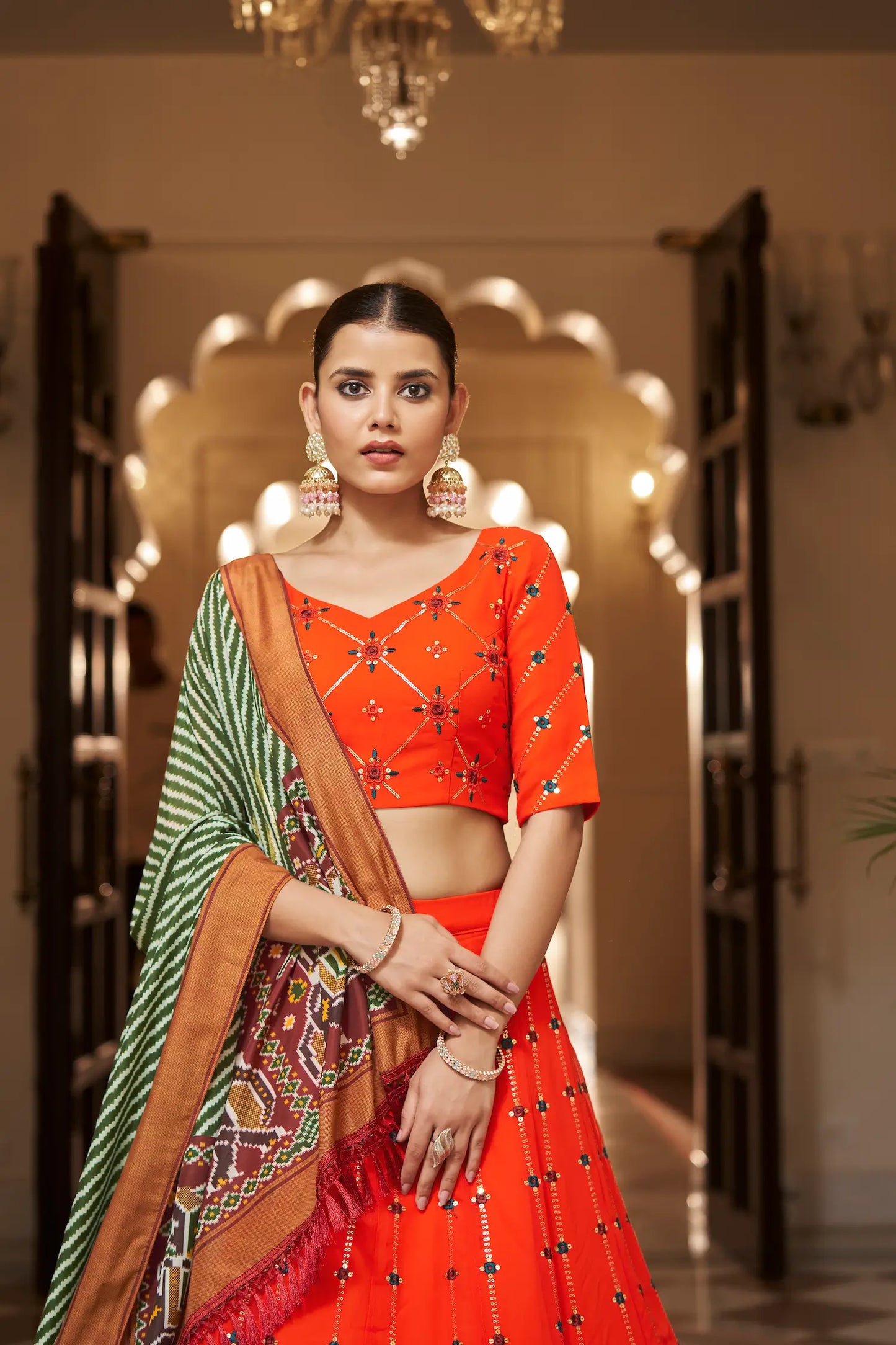 Lehenga Choli orange-vert en georgette, orné de broderies au fil et de sequins
