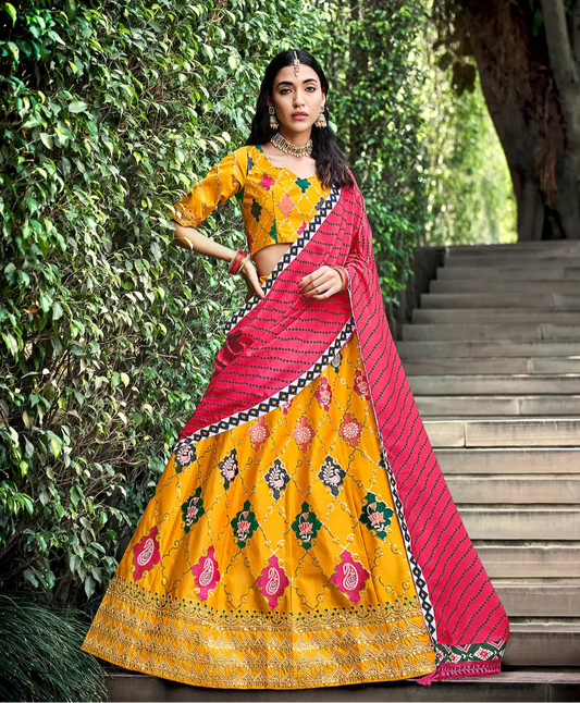 Lehenga Choli jaune miel en soie, orné de broderies au fil et de sequins