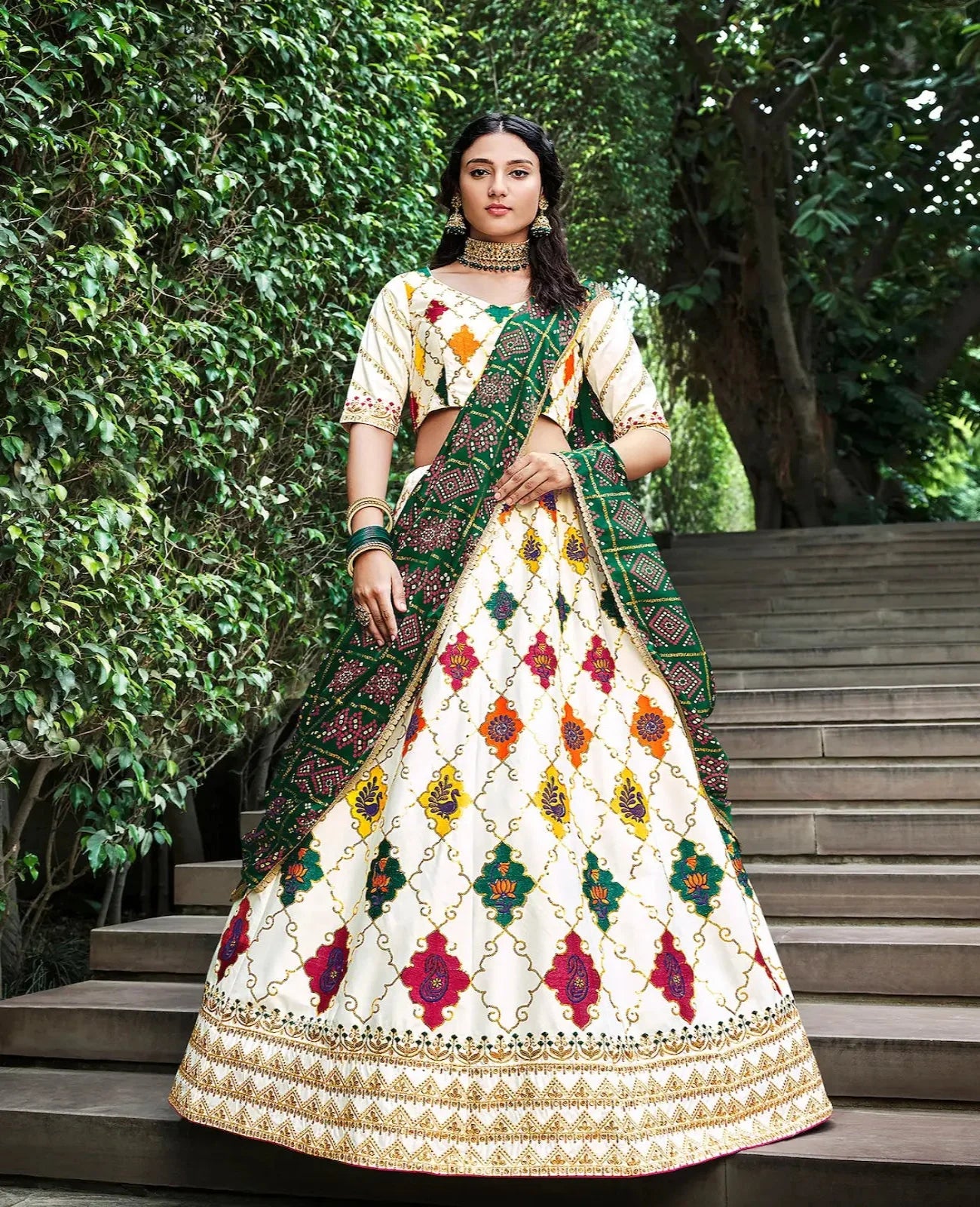 Lehenga Choli blanc perle en soie, orné de broderies au fil et de sequins