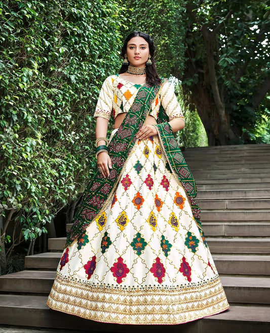 Lehenga Choli blanc perle en soie, orné de broderies au fil et de sequins