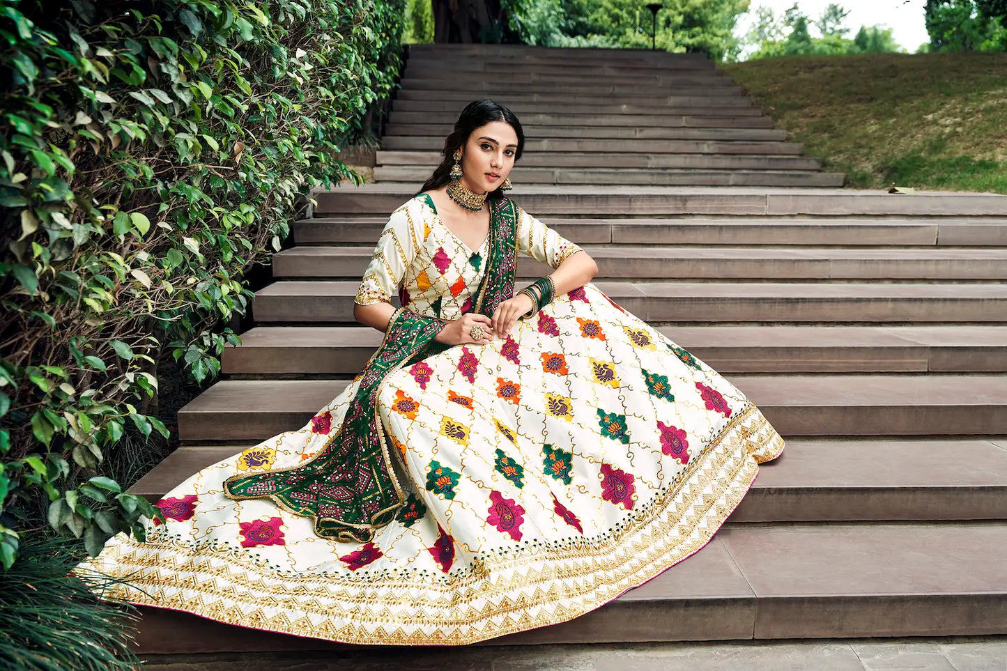 Lehenga Choli blanc perle en soie, orné de broderies au fil et de sequins