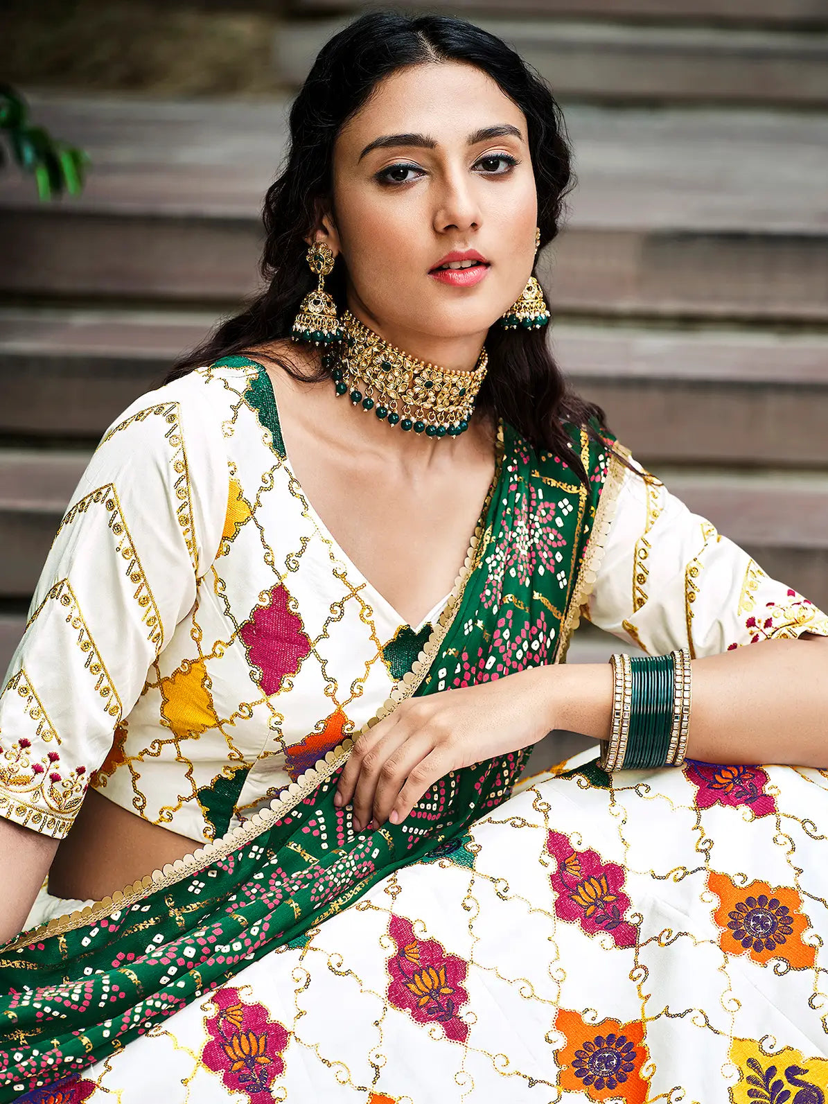 Lehenga Choli blanc perle en soie, orné de broderies au fil et de sequins