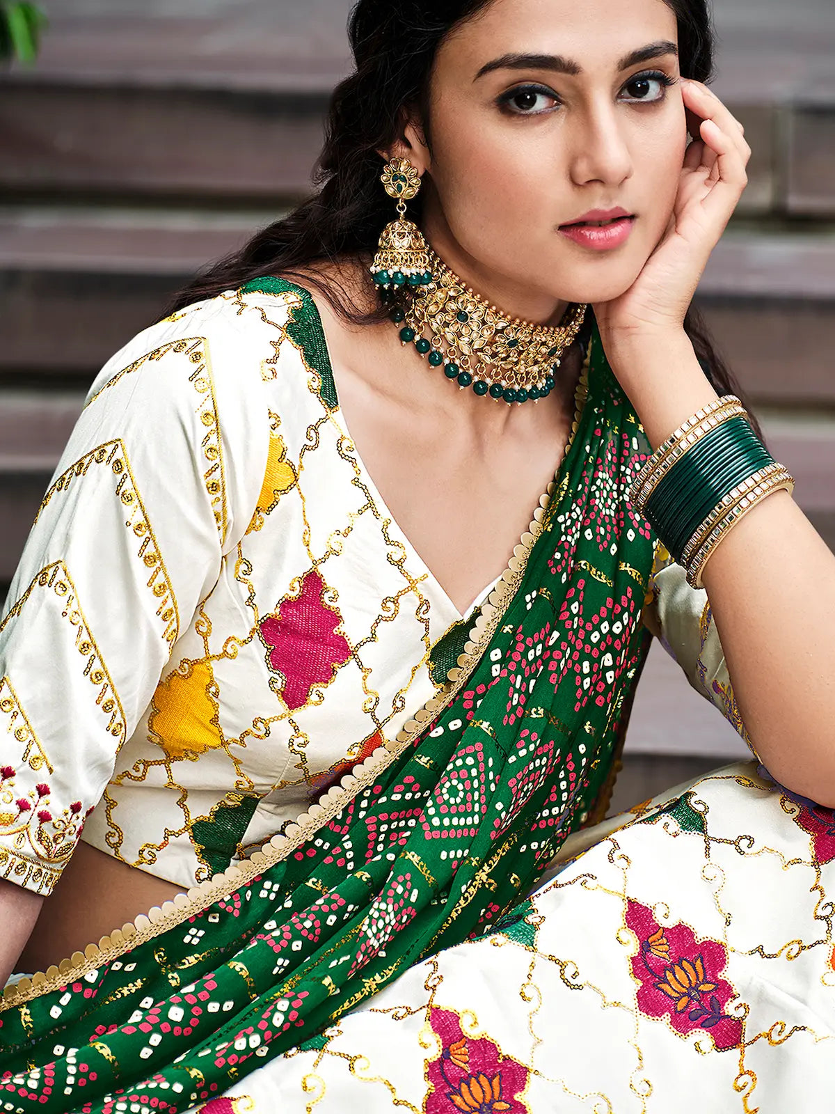 Lehenga Choli blanc perle en soie, orné de broderies au fil et de sequins