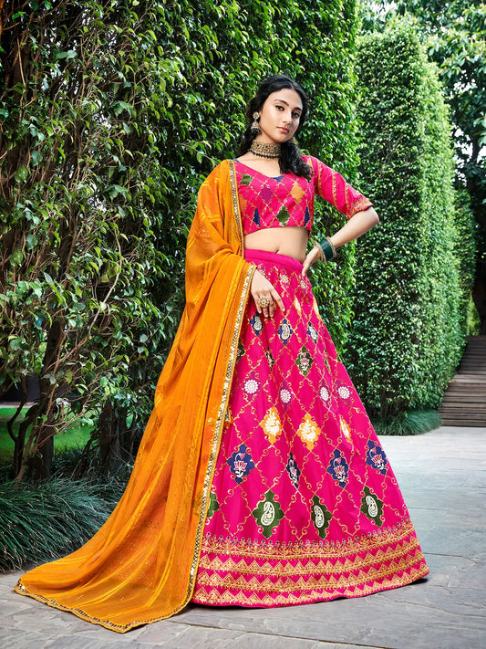 Lehenga Choli rose fuchsia en soie, orné de broderies au fil et de sequins