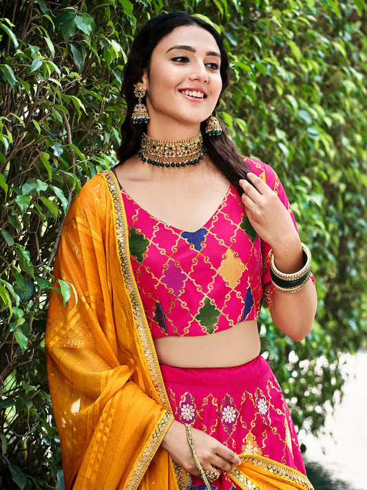Lehenga Choli rose fuchsia en soie, orné de broderies au fil et de sequins