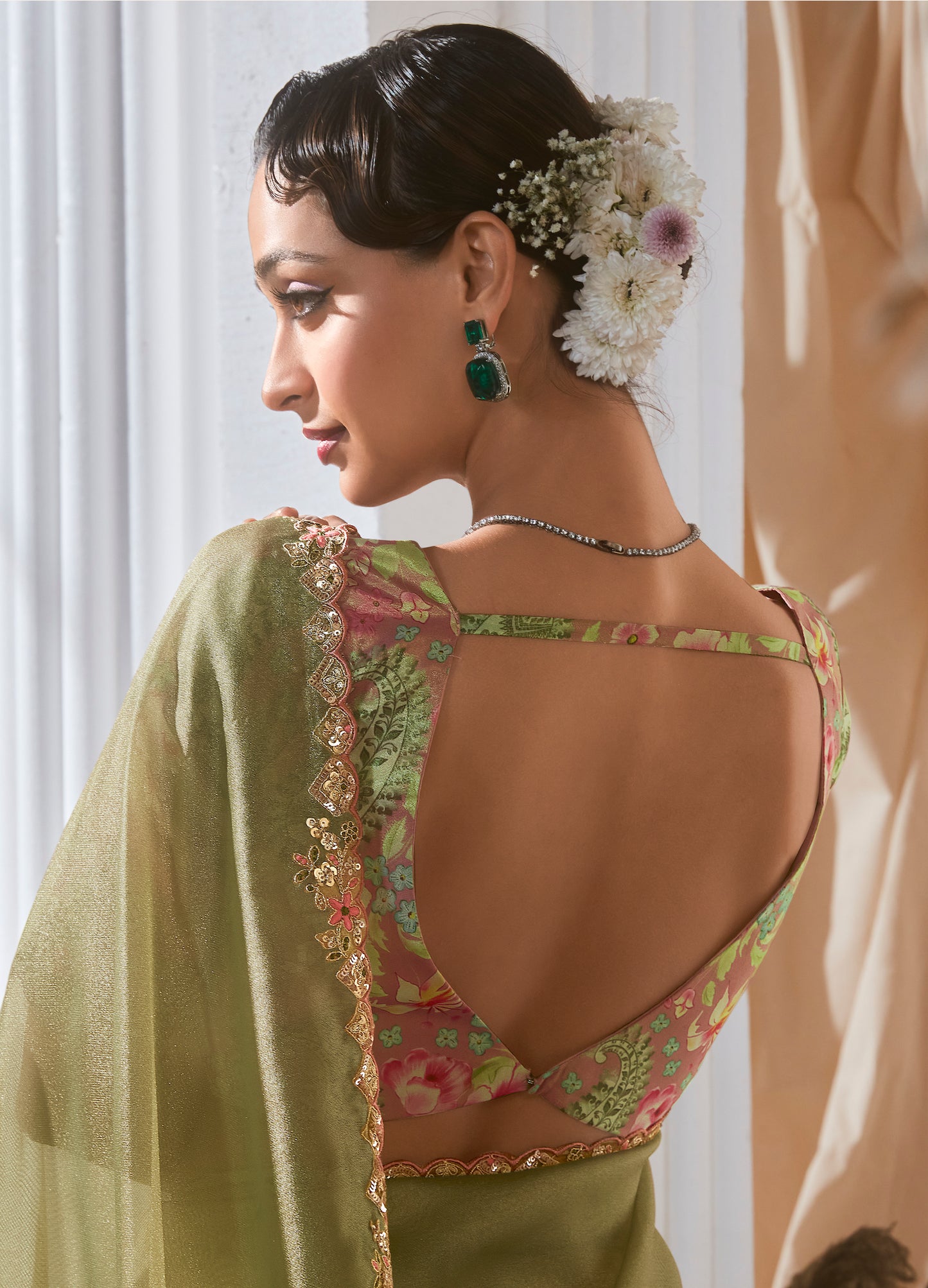 Grüner Glasseiden-Sari mit mehrfarbiger roter Blumenbluse und Digitaldruck, Pailletten- und Fadenstickerei