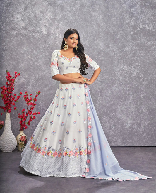 Lehenga Choli blanc neige en georgette avec broderie au fil et sequins