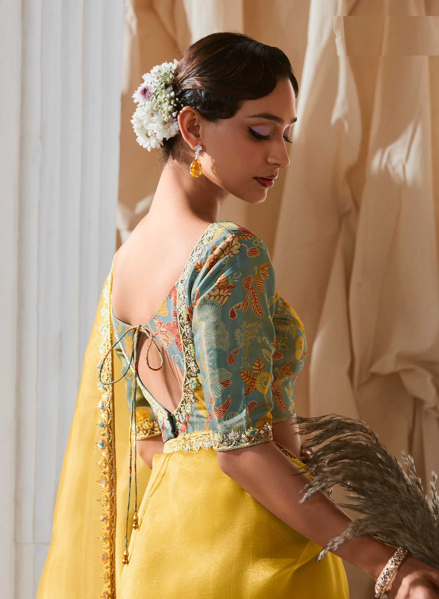 Grüner Glasseiden-Sari mit mehrfarbiger roter Blumenbluse und Digitaldruck, Pailletten- und Fadenstickerei