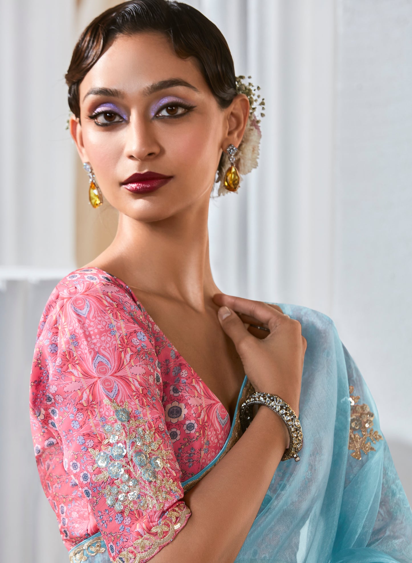 Grüner Glasseiden-Sari mit mehrfarbiger roter Blumenbluse und Digitaldruck, Pailletten- und Fadenstickerei