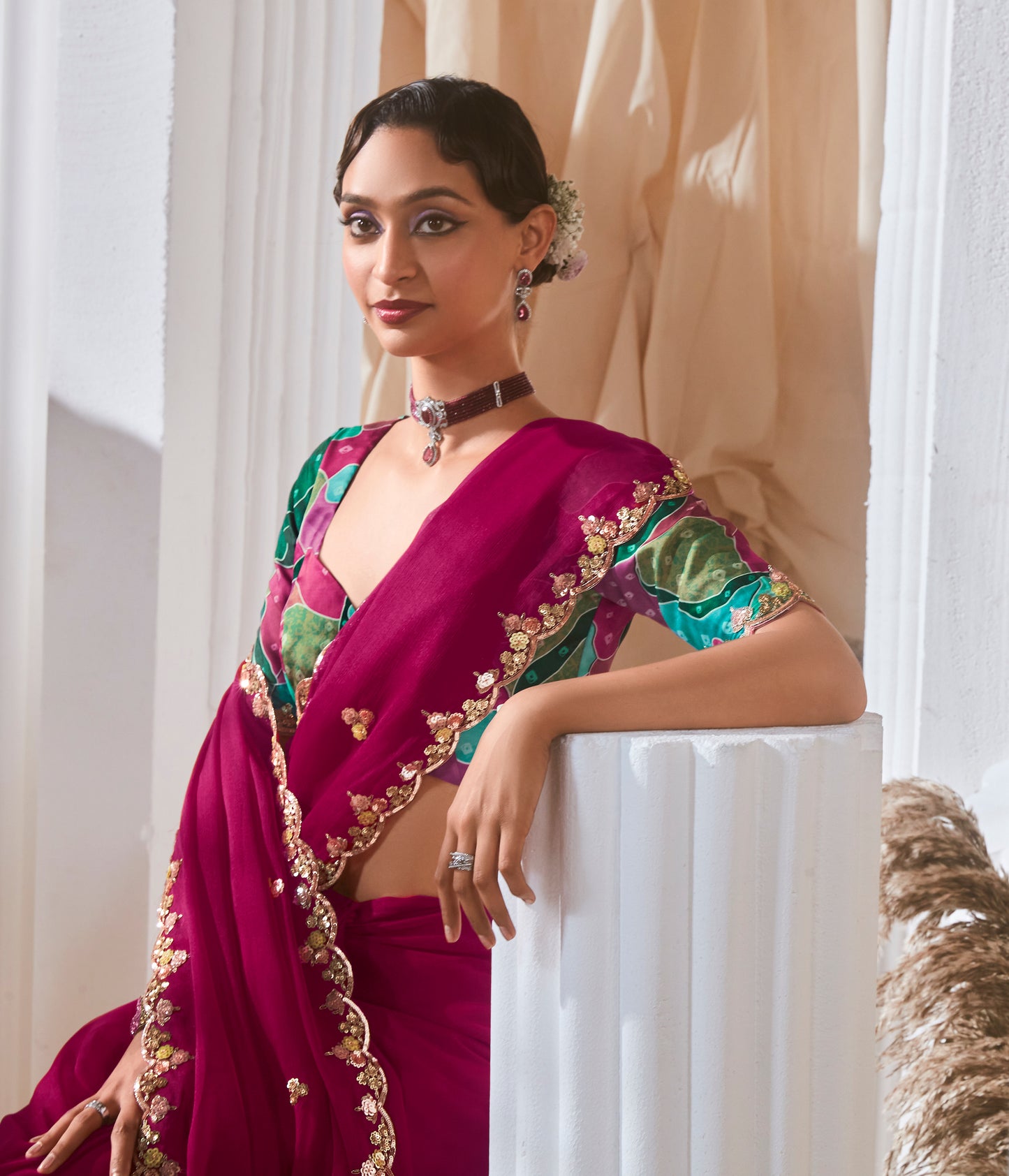 Grüner Glasseiden-Sari mit mehrfarbiger roter Blumenbluse und Digitaldruck, Pailletten- und Fadenstickerei
