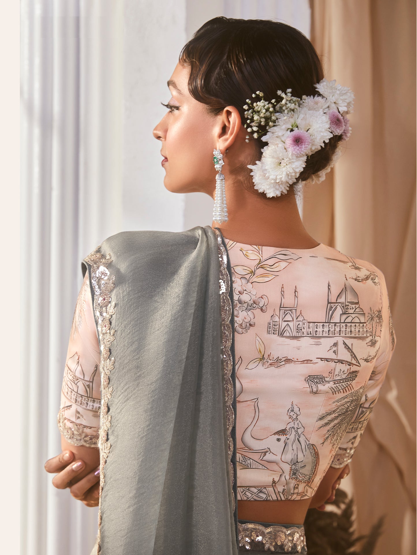 Grüner Glasseiden-Sari mit mehrfarbiger roter Blumenbluse und Digitaldruck, Pailletten- und Fadenstickerei