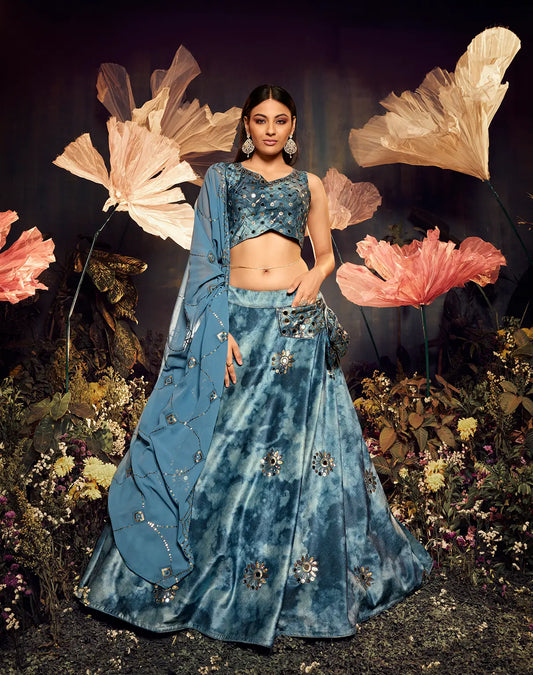 Ensemble Lehenga Choli Navratri Bleu Ciel en Velours avec Motifs Imprimés et Broderies de Fils, Paillettes et Miroirs