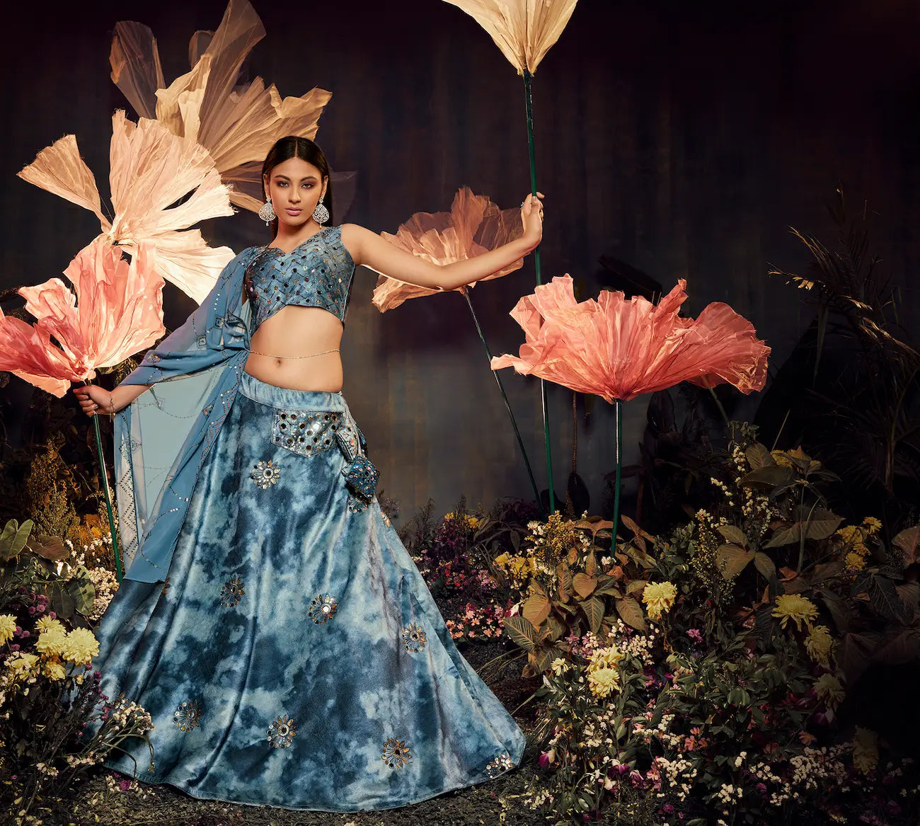 Ensemble Lehenga Choli Navratri Bleu Ciel en Velours avec Motifs Imprimés et Broderies de Fils, Paillettes et Miroirs