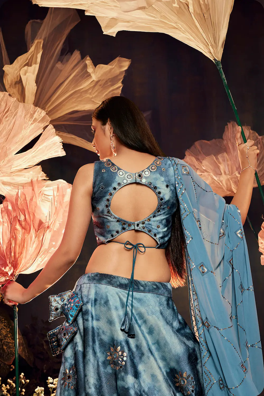 Ensemble Lehenga Choli Navratri Bleu Ciel en Velours avec Motifs Imprimés et Broderies de Fils, Paillettes et Miroirs