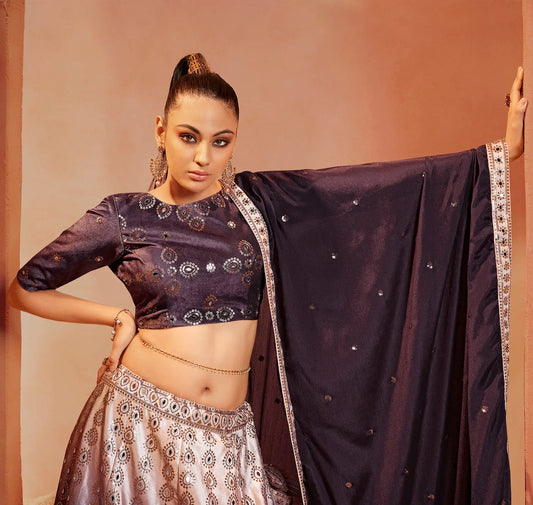 Ensemble Lehenga Navratri Violet Prune en Velours avec Broderies de Fils, Paillettes et Miroirs