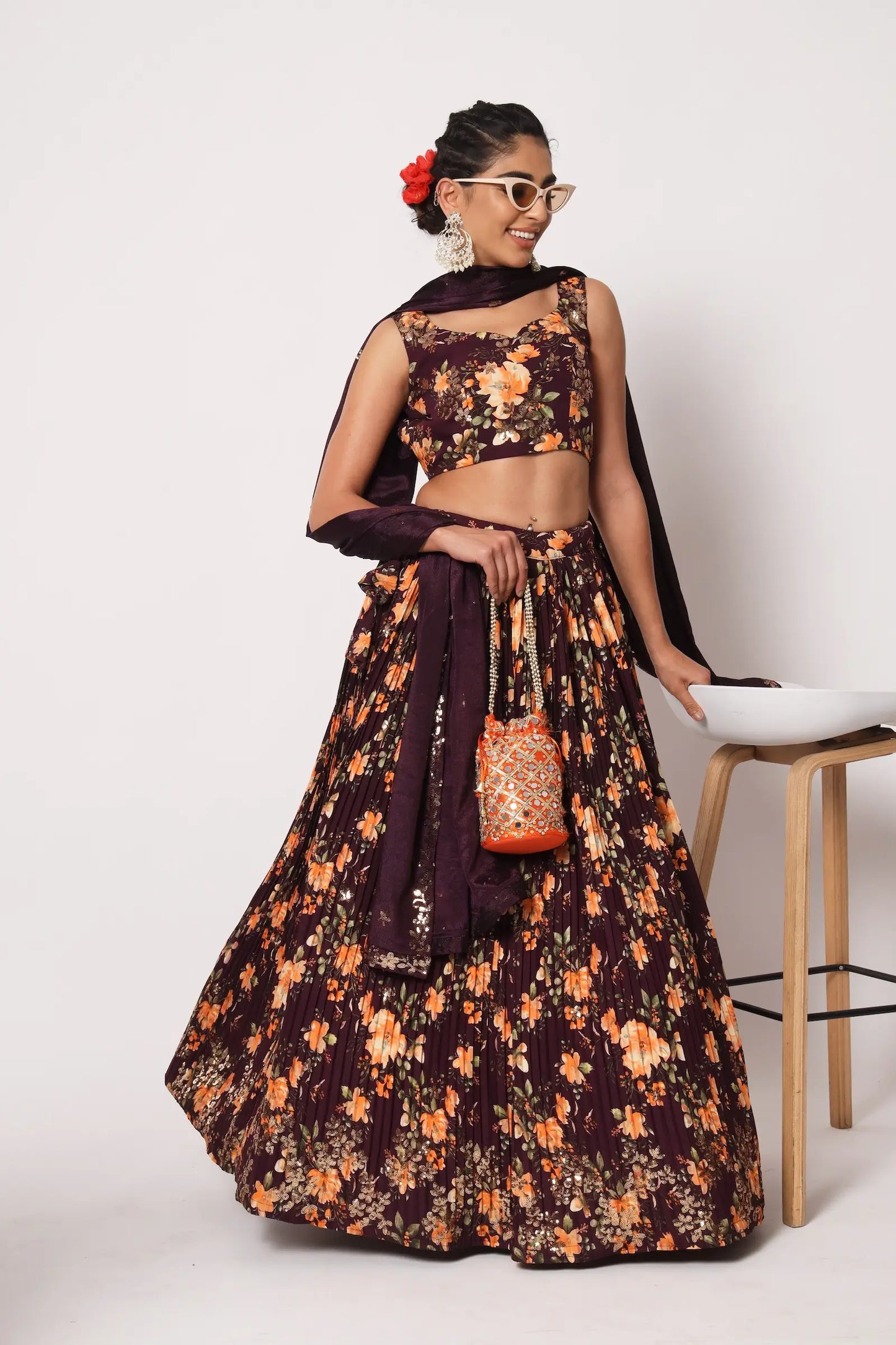 Lehenga Choli Bordeaux en Soie avec Effet Froissé, Imprimé et Broderies de Sequins
