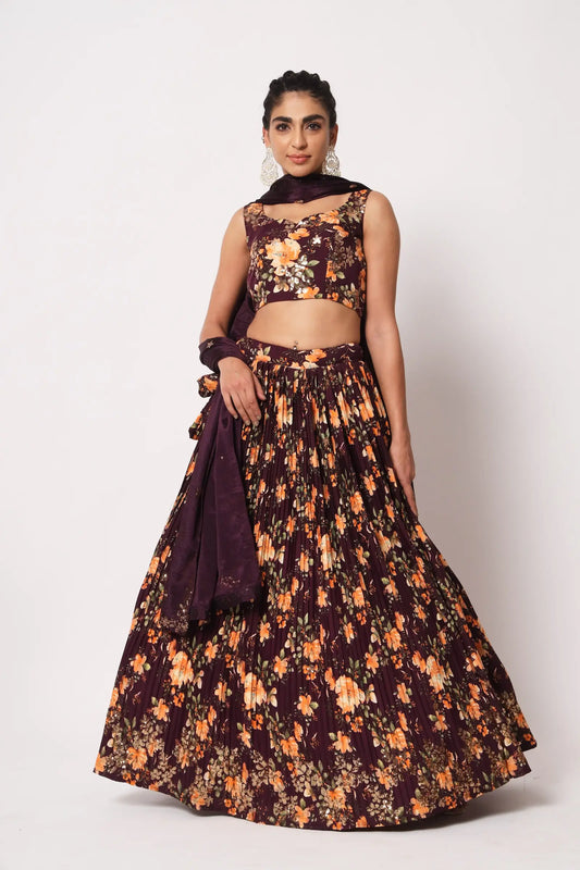 Lehenga Choli Bordeaux en Soie avec Effet Froissé, Imprimé et Broderies de Sequins