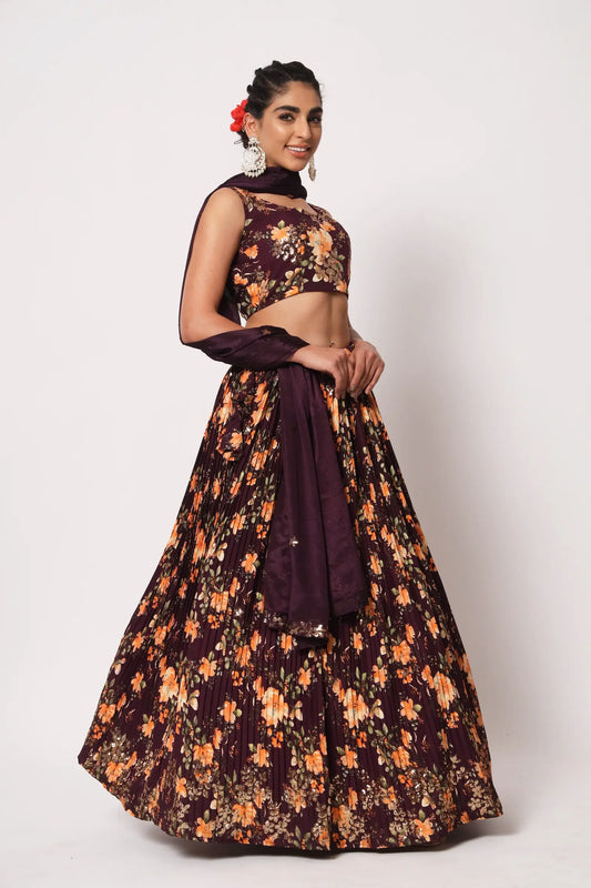 Lehenga Choli Bordeaux en Soie avec Effet Froissé, Imprimé et Broderies de Sequins