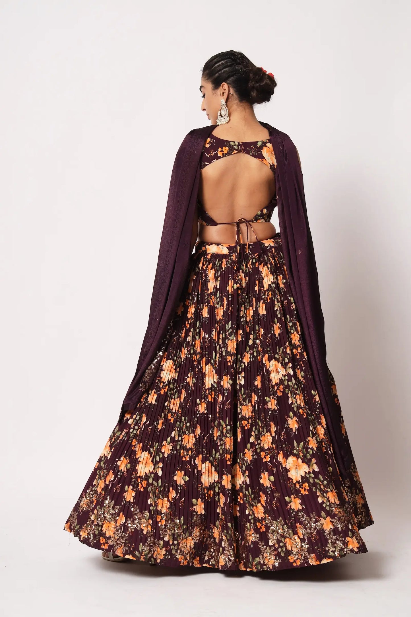 Lehenga Choli Bordeaux en Soie avec Effet Froissé, Imprimé et Broderies de Sequins