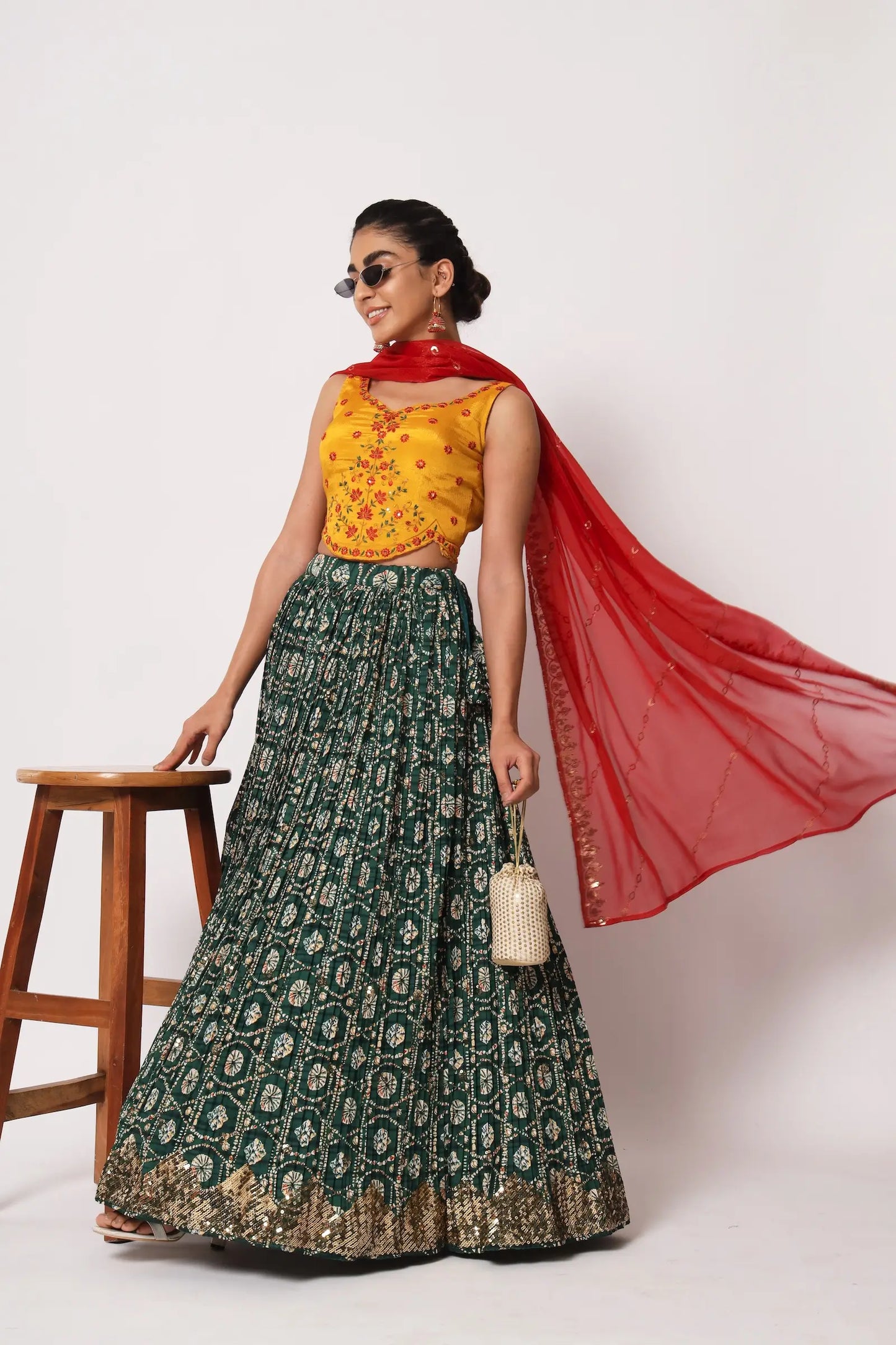 Lehenga Choli Vert Émeraude en Soie avec Effet Froissé, Motifs Imprimés Luxueux et Broderies de Sequins Scintillants | Tenue de Mariage et Fête Traditionnelle | Ensemble 3 Pièces Vert avec Dupatta
