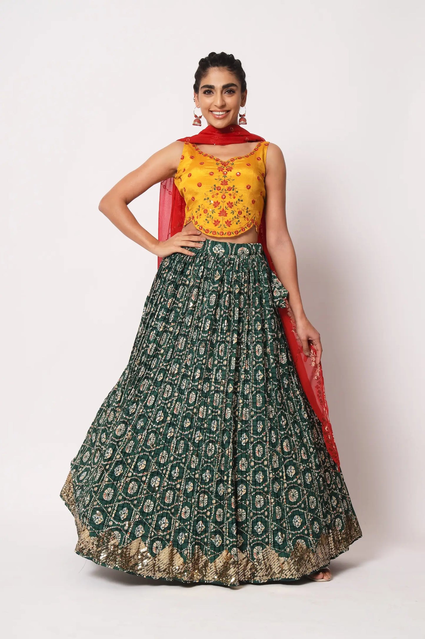 Lehenga Choli Vert Émeraude en Soie avec Effet Froissé, Motifs Imprimés Luxueux et Broderies de Sequins Scintillants | Tenue de Mariage et Fête Traditionnelle | Ensemble 3 Pièces Vert avec Dupatta